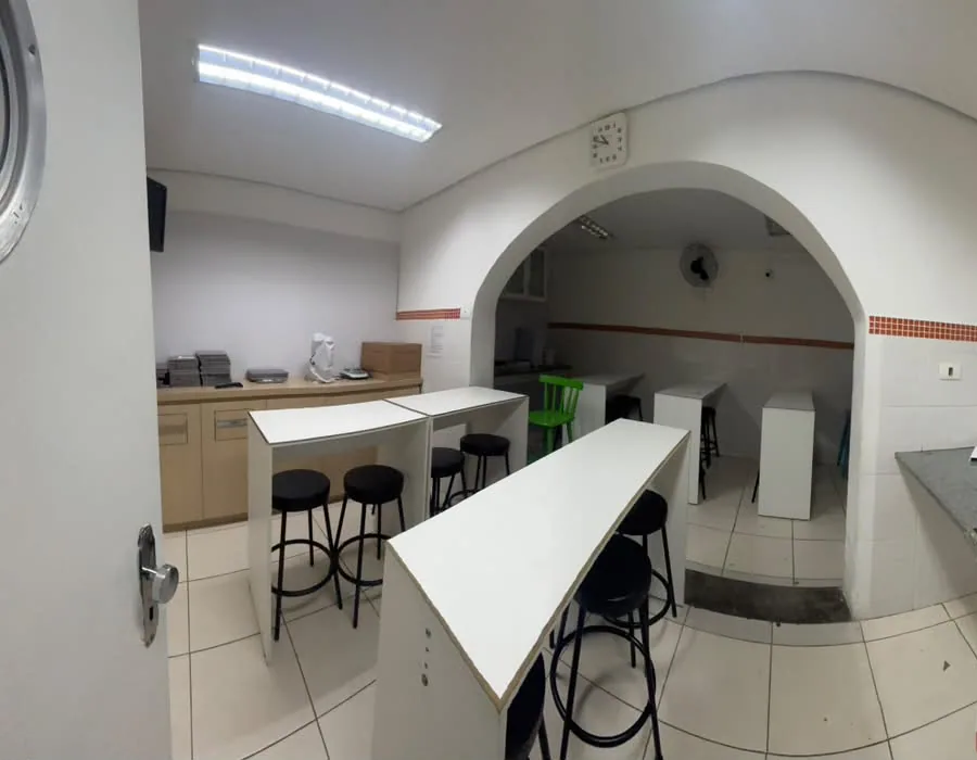 Espaço Maker do Colégio JJR com bancadas, banquetas e área para atividades práticas