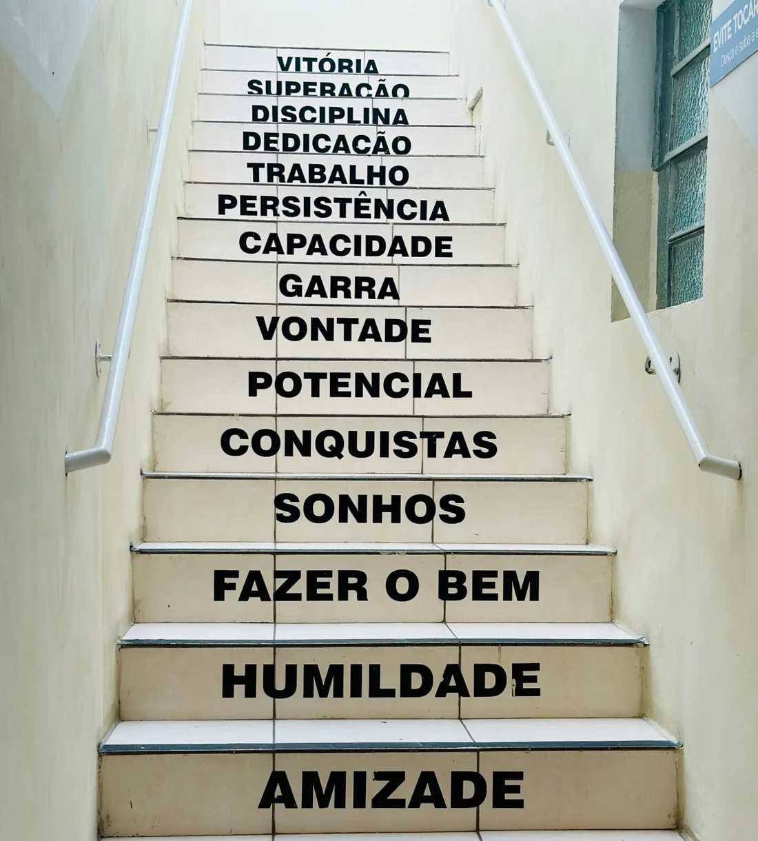 Ambiente interno do Colégio JJR com escada e circulação entre os espaços