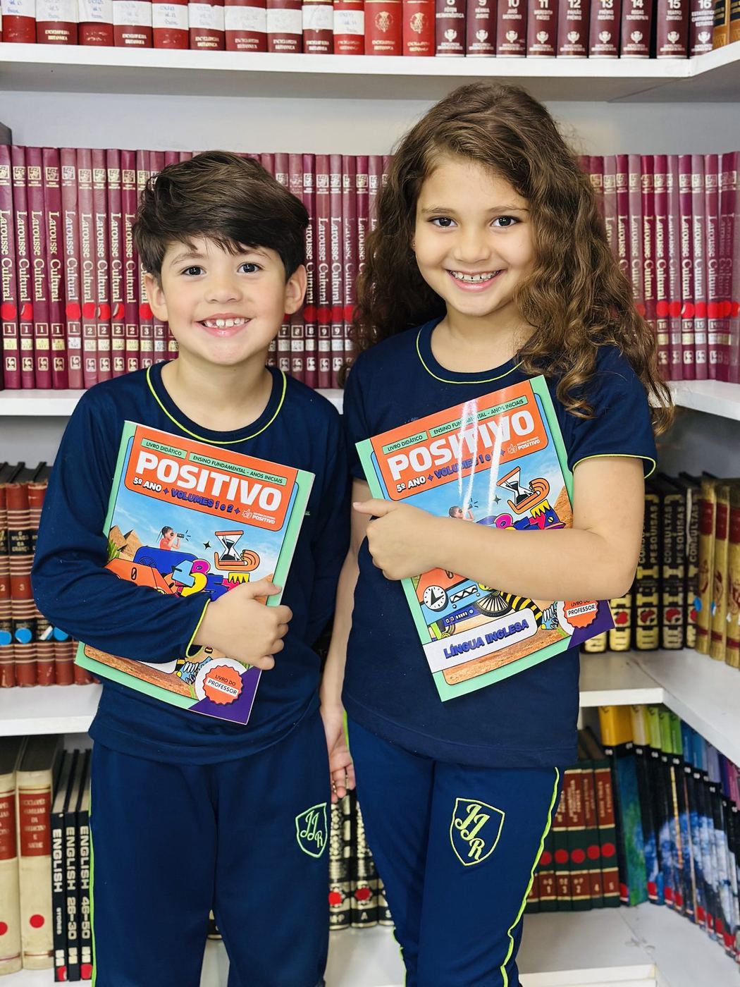 Estudantes do Ensino Fundamental I do Colégio JJR com materiais de estudo